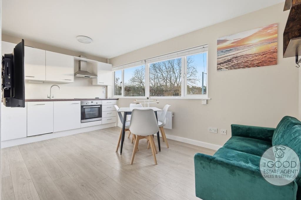 High Road, Loughton, IG10 1RB